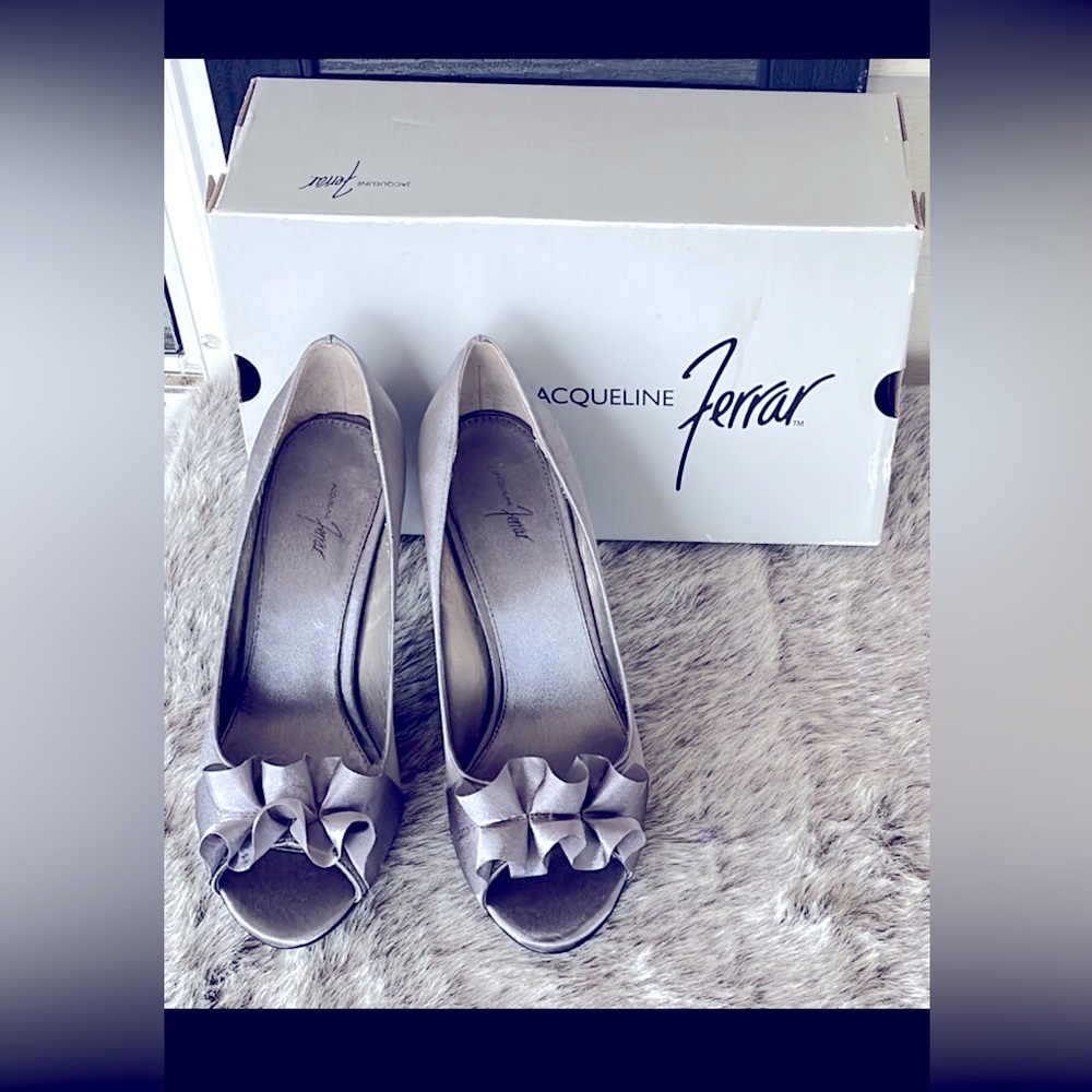 Jacqueline Ferrar 
Women’s heels 
Size 8.5M